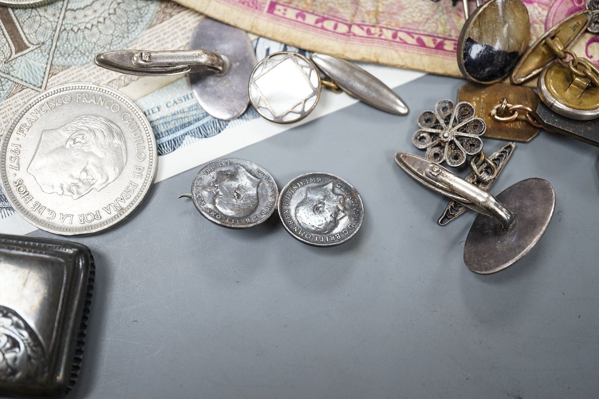 A silver vesta case, assorted cufflinks and a quantity of minor coinage and banknotes.